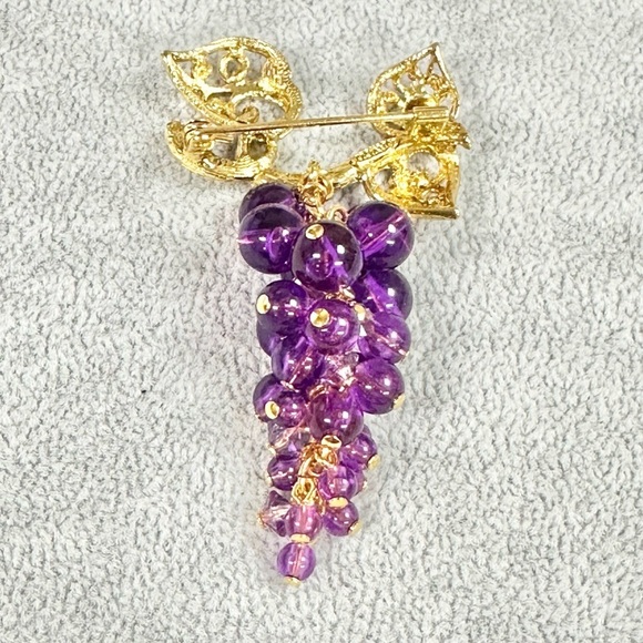 Vintage Signed Avon purple Lucite And Crystal Grape Cluster Dangle Brooch Pin - Picture 2 of 3